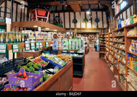 Calcott Hall Farm Shop Business 120 acres de terres agricoles cultivent des cultures pour fournir certains des produits dans cette ancienne grange bâtiment à Brentwood Essex Angleterre Banque D'Images