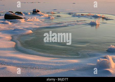 Rochers sur le rivage de la Mer Blanche gelée près de Chupa (blanc) à l'intérieur du cercle polaire en Russie Banque D'Images