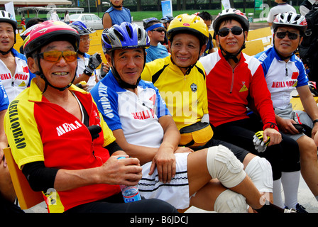 Les gens de tous âges participant à la compétition de cyclisme, Shanghai, Chine Banque D'Images