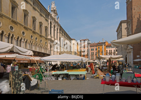 Vicenza Piazza dei Signori Antiques Market Vénétie Italie Avril 2008 Banque D'Images