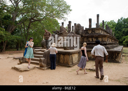 Les touristes d'être guidés dans la ville ancienne de Polonnaruwa, Sri Lanka Banque D'Images