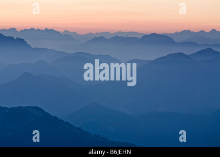 Vue du coucher de soleil à travers les Alpes juliennes de Schloss Weikersdorf pass Parc national du Triglav Slovénie Banque D'Images