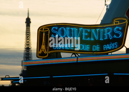 Paris France La Grande Roue Ferris Wheel et blocage de souvenirs sur la Place de la Concorde 1re 8e arrondissement Banque D'Images