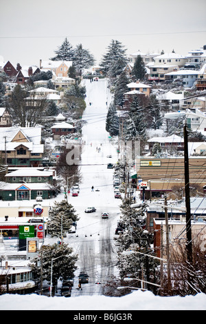 Jeunes lugeurs descendant des rue McGraw Hill dans le quartier de Magnolia Seattle Washington Banque D'Images