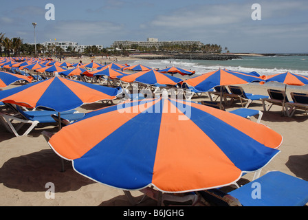 Parasols sur la plage de las cucharas Costa Teguise Lanzarote Banque D'Images