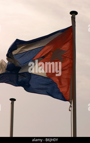 Drapeau cubain sur un mât Banque D'Images