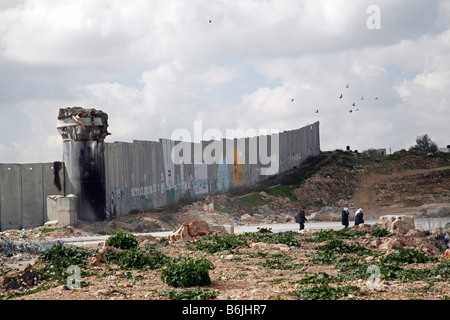 Les Palestiniens devant Israël la controversée barrière de sécurité en Cisjordanie. Banque D'Images