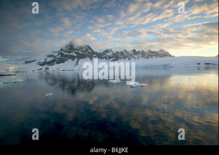 Chaînes de montagnes autour de Port Lockeroy avec lumière du soir et il était sorti des nuages Banque D'Images