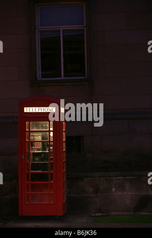 Photo de nuit d'une cabine téléphonique britannique rouge traditionnel Banque D'Images