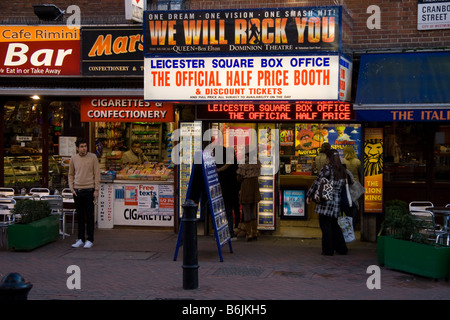 Moitié prix Theatre Ticket Shop à Leicester Square, London, England, UK Banque D'Images