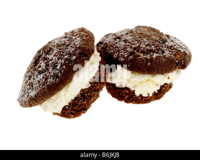 Chocolat et crème fraîche Dessert Muffins rempli de gâteaux isolé sur un fond blanc avec aucun peuple et un chemin de détourage Banque D'Images