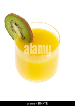 Verre de jus d'orange fraîchement pressé avec une tranche de Kiwi fruits isolés sur un fond blanc avec aucun peuple et un chemin de détourage Banque D'Images