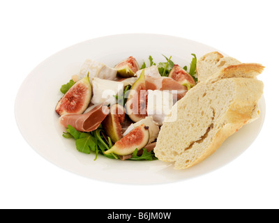 Frais sain Fig Prosciutto et salade de fromage de chèvre isolés contre un fond blanc avec aucun peuple et un chemin de détourage Banque D'Images