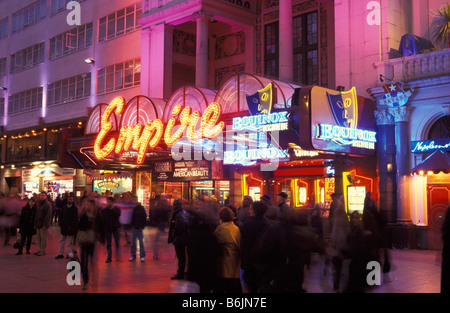 L'Angleterre, Londres, Leicester Square de nuit. Banque D'Images