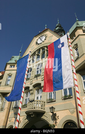 La Slovénie, Stajerska, Ptuj : Mairie, Mestni Trg Square, slovène et drapeaux de l'UE Banque D'Images