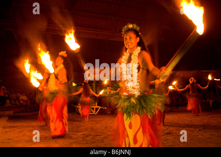 Célèbres danseurs de feu. La danse traditionnelle et spectacle culturel au Tiki Village. Moorea, Polynésie Française Banque D'Images