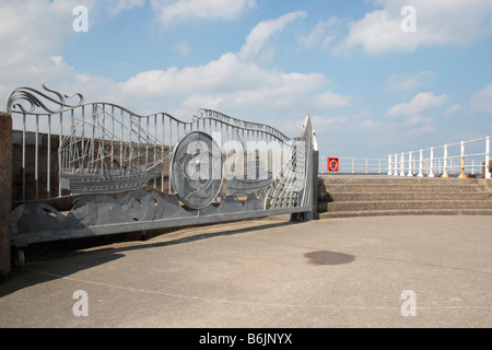 Stormgate sur l'embarcadère de Whitby fermé par mauvais temps pour empêcher l'accès à la fin de l'embarcadère pour sauver des vies, l'Angleterre Banque D'Images