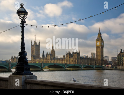 Les chambres du Parlement et Big Ben, vue de London's South Bank avec un lampadaire en premier plan, London, England, UK Banque D'Images