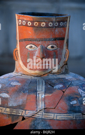 Visage Cou jar, vers 800, de l'Universidad Nacional de San Cristobal de Huamanga, le Pérou, les empires du Soleil, Wari, Huari, Banque D'Images