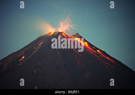L'Amérique centrale, le Costa Rica. Éruption du volcan Arenal dans la nuit. Banque D'Images