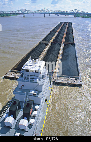 Tugboat pushing barges de charbon jusqu'Ohio Louisville Kentucky Banque D'Images