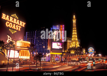 Las Vegas Blvd. Avec Barbary Coast sign, Bally's Casino et Casino de Paris que le trafic effectue un zoom avant passé. Las Vegas, NV, USA. Banque D'Images