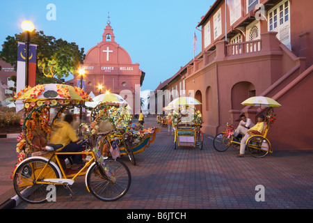 Les cavaliers Trishaw en attente dans la Vieille-Ville, Melaka Banque D'Images