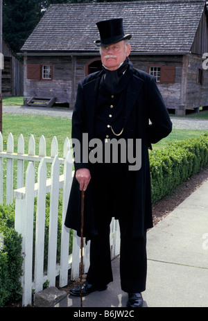 USA, l'État de Washington, Tacoma, Fort Nisqually, site historique. L'homme en costume traditionnel 1850 canne à sucre (MR) Banque D'Images