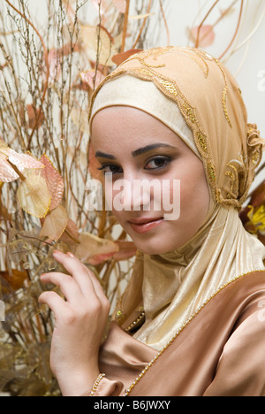 Belle jeune femme musulmane portant le hijab Banque D'Images