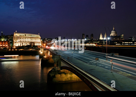 UK ; Angleterre ; Londres. Blackfriars Bridge avec Unilever Construire et la Cathédrale St Paul. Banque D'Images