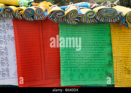 Prayerflags bouddhiste tibétain retroussé et sur l'affichage sur un étal, Tibet Banque D'Images