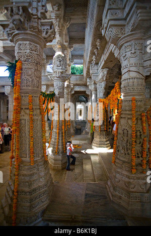 À l'intérieur de Chaumukha Mandir, Ranakapur, Rajasthan, Inde, Asie Banque D'Images