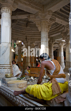 Santal de meulage pour tika dans Chaumukha Mandir, Ranakpur, Rajasthan, Inde, Asie Banque D'Images