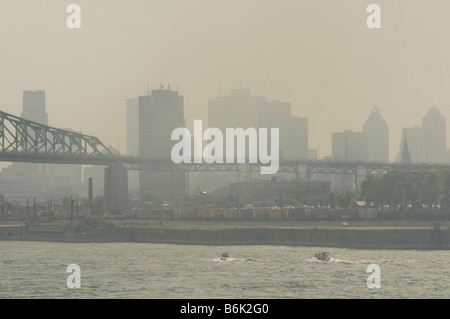 Montréal couverts par le smog dans l'été Banque D'Images