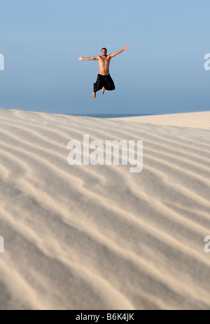 Man au-dessus dune de sable Banque D'Images