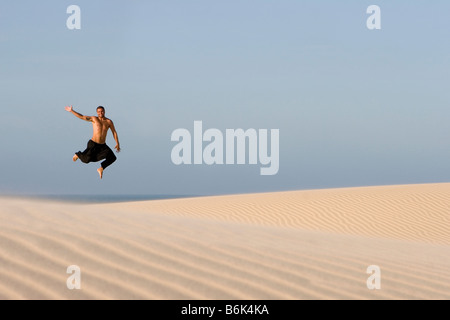 Man au-dessus dune de sable Banque D'Images