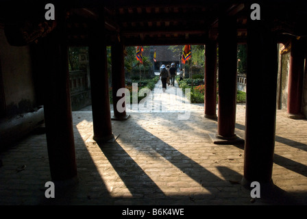 Les colonnes d'entrée de porched Le Dai Hanh temple, l'un des premiers le monarque (980 - 1009), à Hoa Lu, une capitale du Vietnam Banque D'Images