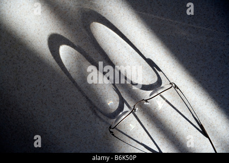 Abstraite de ombres projetées par la lumière du soleil aux lunettes de lecture Banque D'Images