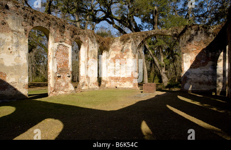 La fin de l'après-midi soleil projette l'ombre dans les ruines de l'église de paroisse de Prince Williams, Sheldon, Caroline du Sud Banque D'Images