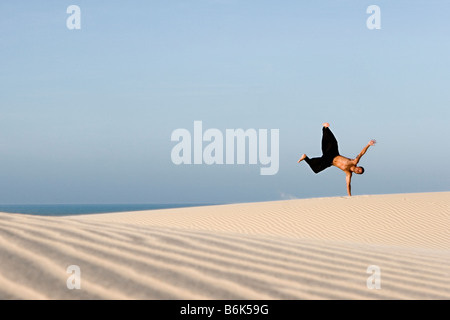Man au-dessus dune de sable Banque D'Images