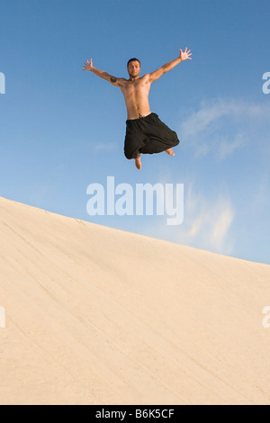 Man au-dessus dune de sable Banque D'Images