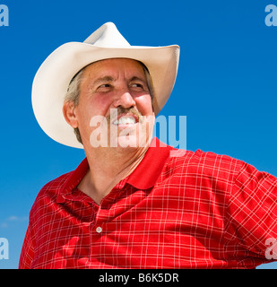 Beau cowboy mature regarde au loin avec fierté et d'optimisme Banque D'Images
