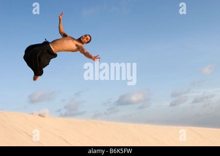 Man au-dessus dune de sable Banque D'Images