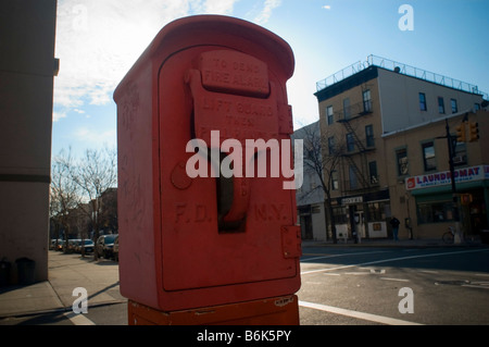 Une ancienne FDNY fire call box est vu dans la rue dans le quartier de Greenpoint Brooklyn New York Banque D'Images