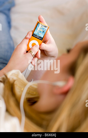 Jeune fille à l'écoute de 'iPod' Banque D'Images