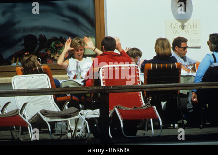 La princesse Diana le Prince William Lord Linley se détendre pendant le déjeuner de ski à Lech, Autriche Banque D'Images