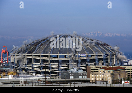 Kingdome Sports Arena implosion câblées avec des explosifs prêts à implosion à 8h30 du matin le 26 mars 2000 Seattle Washington Banque D'Images