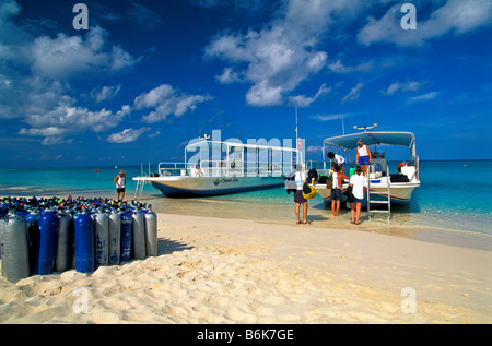 Seven Mile Beach Bateau de plongée le chargement des réservoirs d'air l'île Grand Cayman sport loisirs de plein air Banque D'Images