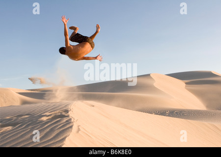 Man au-dessus dune de sable Banque D'Images