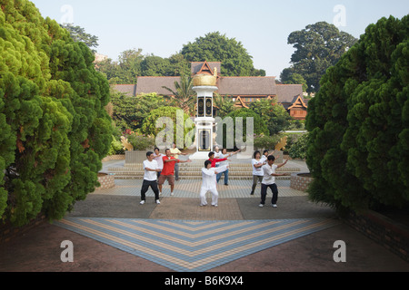 Les gens qui font de Tai Chi à l'extérieur musée culturel, Melaka Banque D'Images